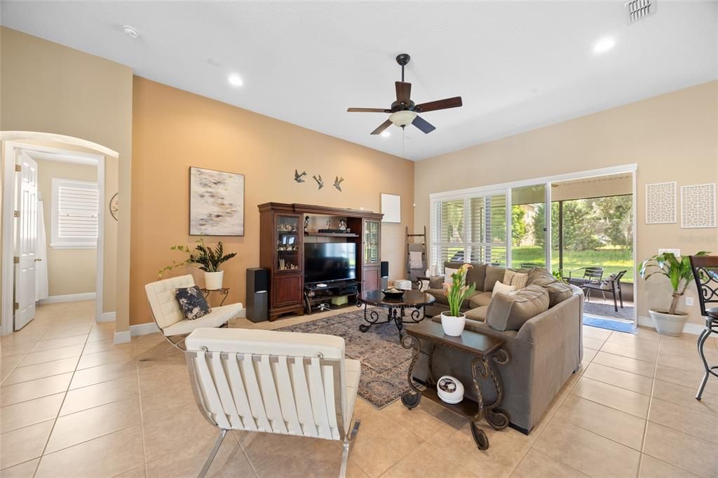 合同活跃: $425,000 (4 贝兹, 3 浴室, 2413 平方英尺)