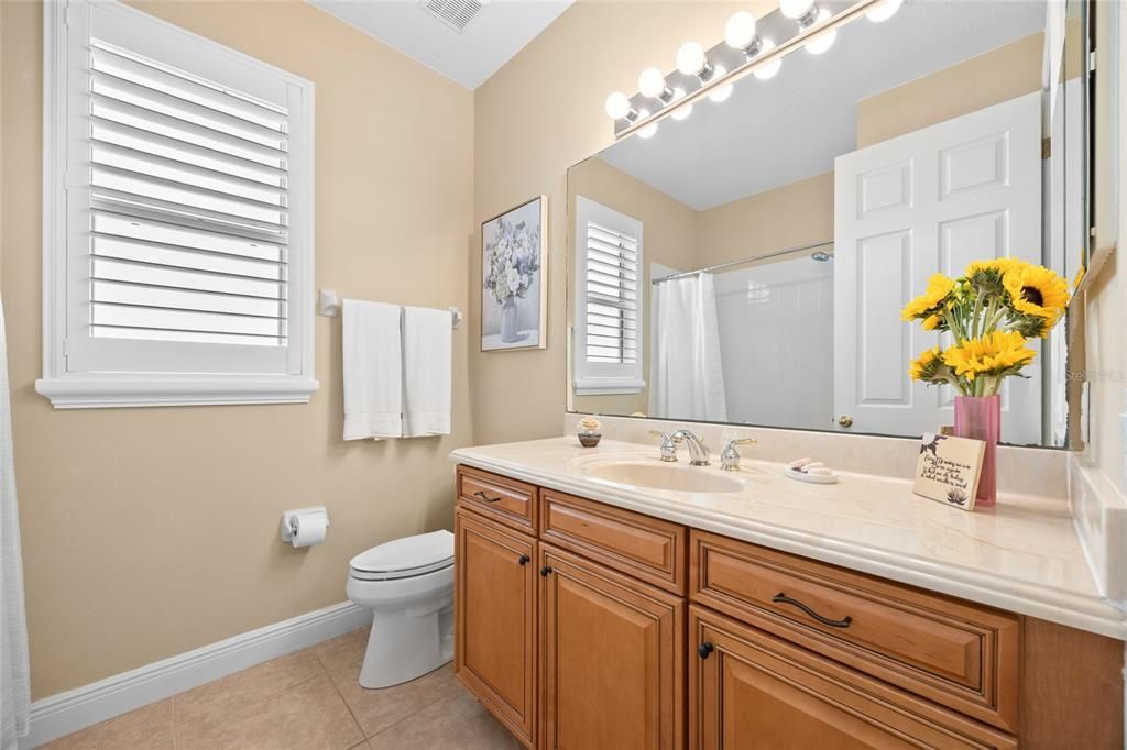 合同活跃: $425,000 (4 贝兹, 3 浴室, 2413 平方英尺)