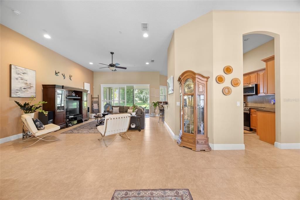 合同活跃: $425,000 (4 贝兹, 3 浴室, 2413 平方英尺)