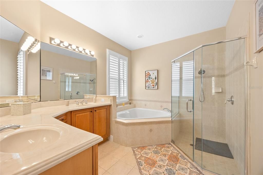 合同活跃: $425,000 (4 贝兹, 3 浴室, 2413 平方英尺)