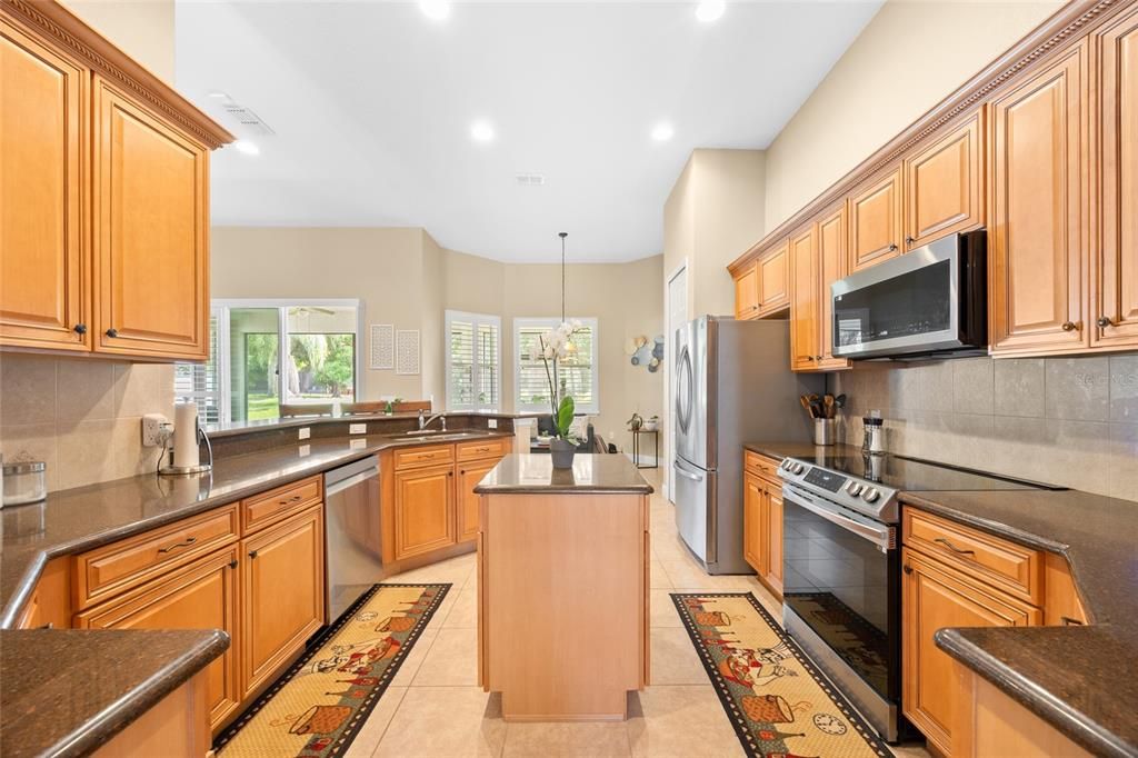 合同活跃: $425,000 (4 贝兹, 3 浴室, 2413 平方英尺)