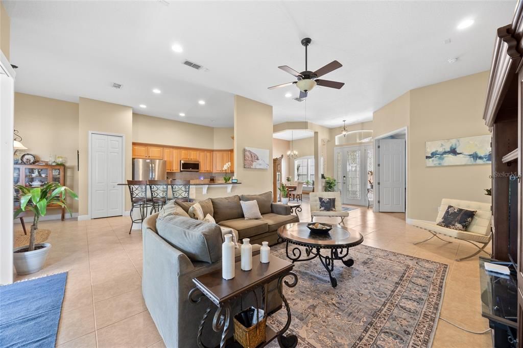 合同活跃: $425,000 (4 贝兹, 3 浴室, 2413 平方英尺)