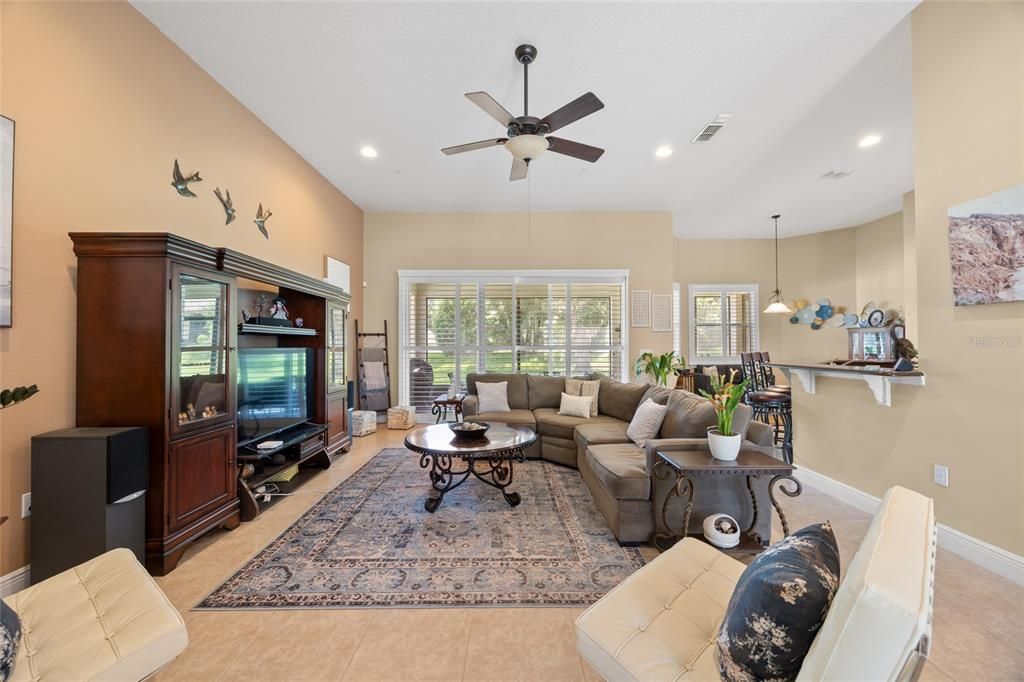 合同活跃: $425,000 (4 贝兹, 3 浴室, 2413 平方英尺)