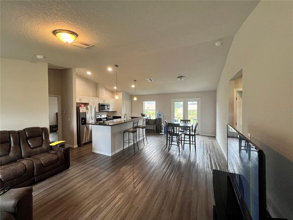 На продажу: $245,000 (3 спален, 2 ванн, 1335 Квадратных фут)