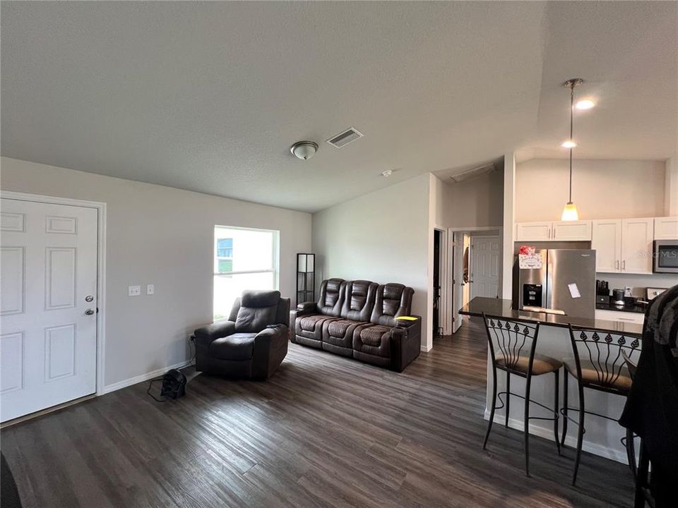 На продажу: $245,000 (3 спален, 2 ванн, 1335 Квадратных фут)