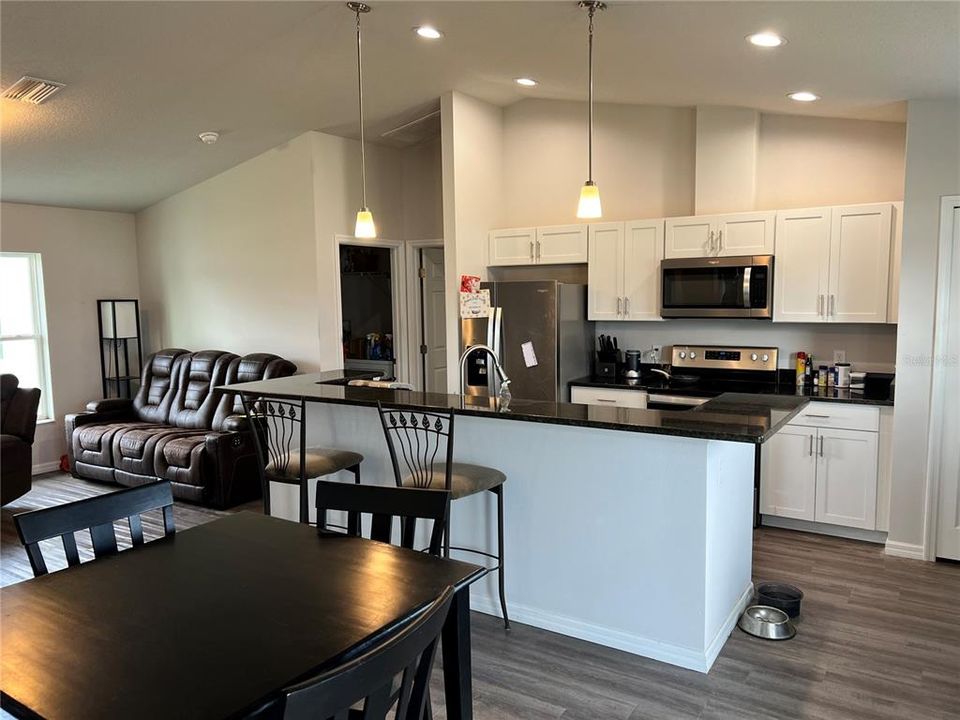 На продажу: $245,000 (3 спален, 2 ванн, 1335 Квадратных фут)