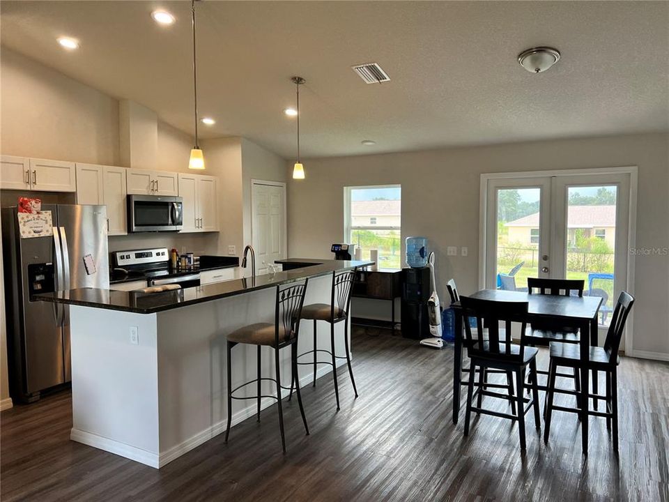 На продажу: $245,000 (3 спален, 2 ванн, 1335 Квадратных фут)