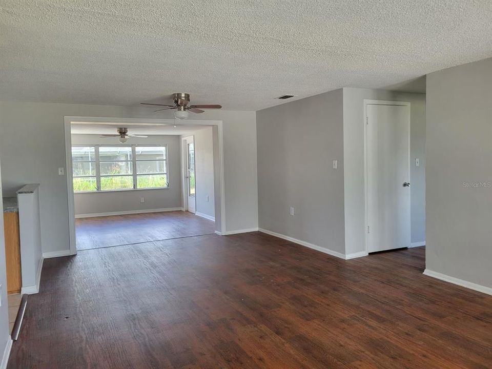 Под контрактом: $1,475 (3 спален, 2 ванн, 1300 Квадратных фут)