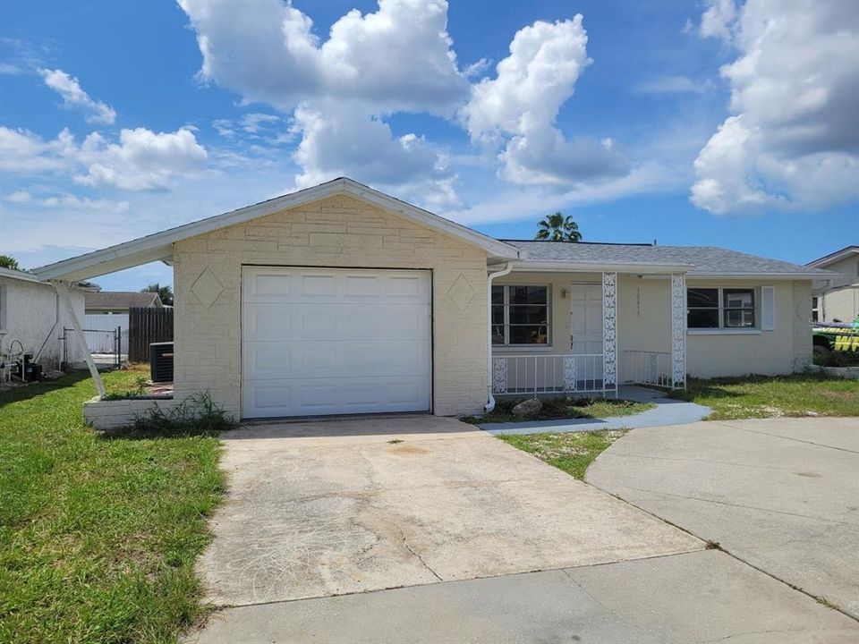 Под контрактом: $1,475 (3 спален, 2 ванн, 1300 Квадратных фут)