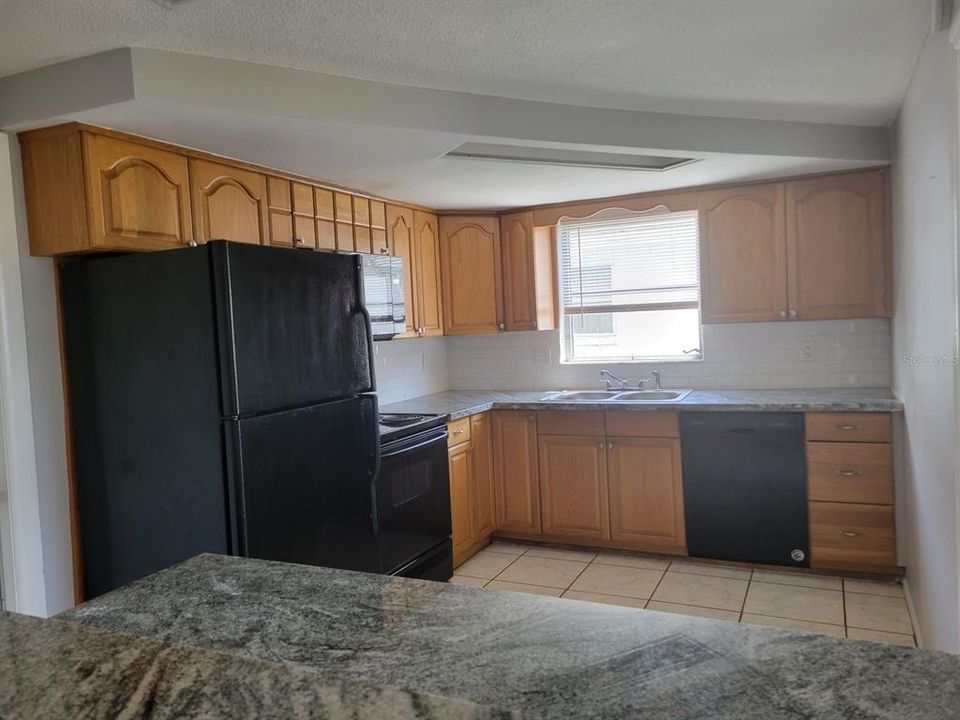 Под контрактом: $1,475 (3 спален, 2 ванн, 1300 Квадратных фут)