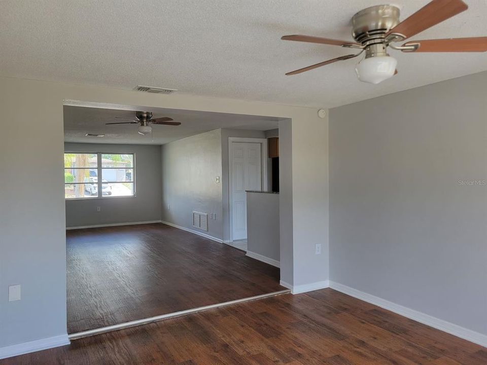 Под контрактом: $1,475 (3 спален, 2 ванн, 1300 Квадратных фут)