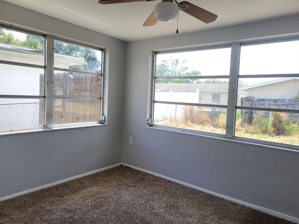 Под контрактом: $1,475 (3 спален, 2 ванн, 1300 Квадратных фут)