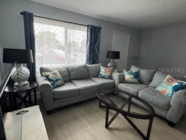 For Rent: $1,750 (1 beds, 1 baths, 760 Square Feet)