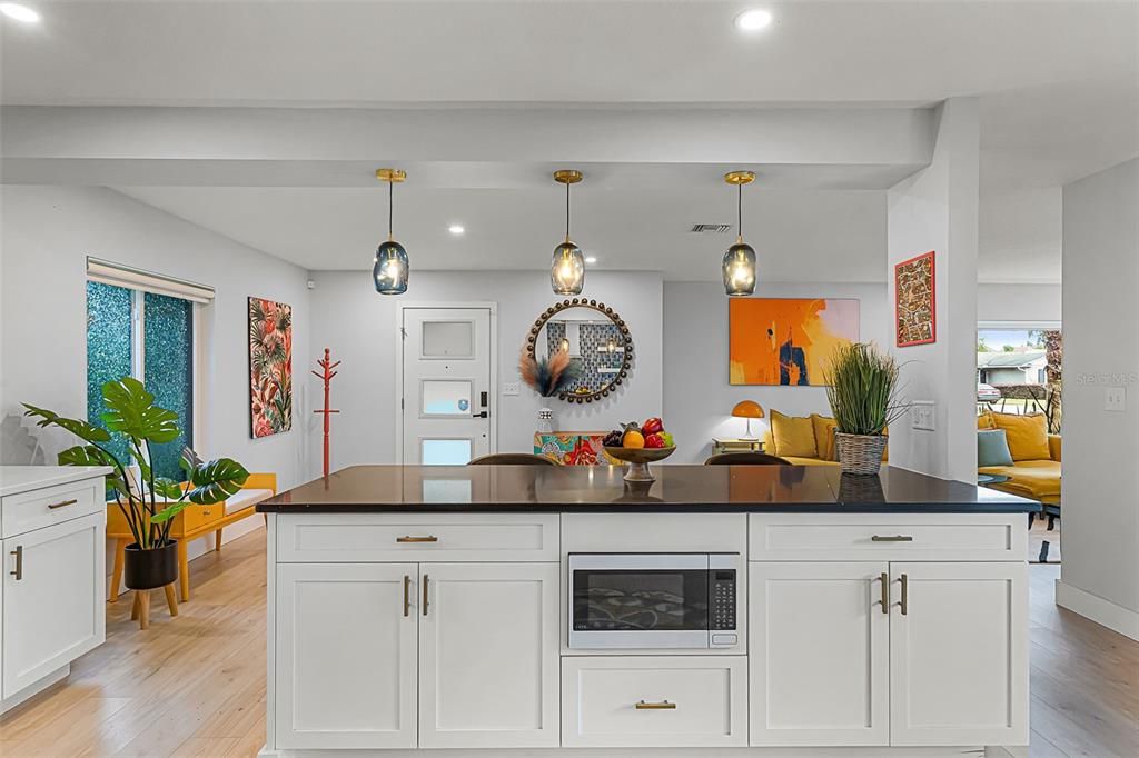 En Venta: $799,900 (4 camas, 3 baños, 2470 Pies cuadrados)