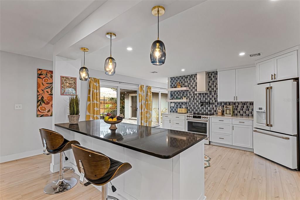 En Venta: $799,900 (4 camas, 3 baños, 2470 Pies cuadrados)