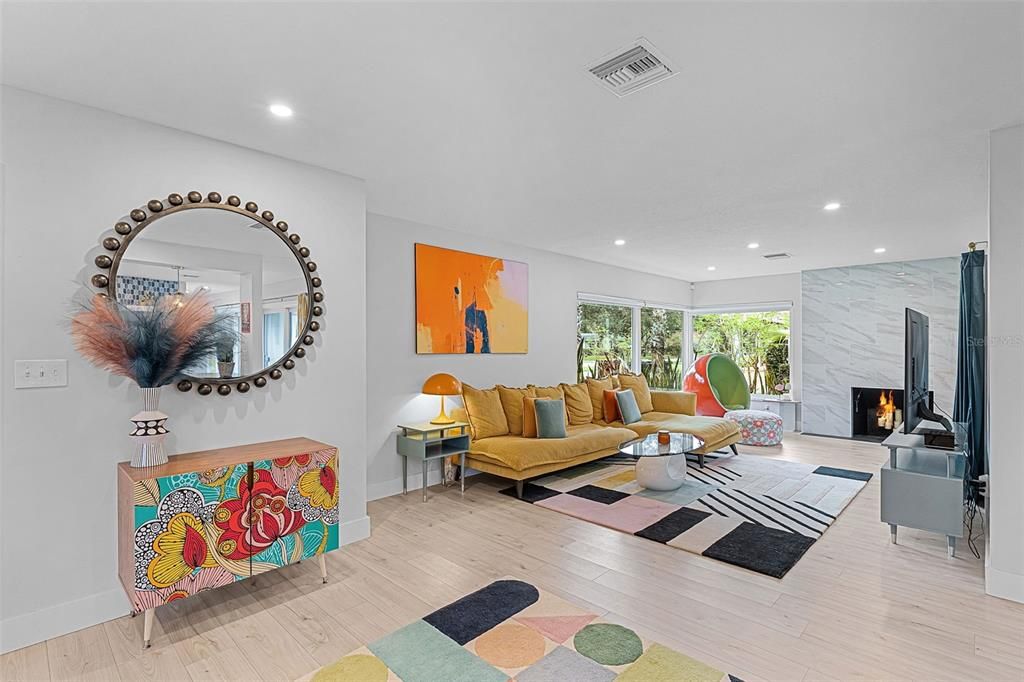 En Venta: $799,900 (4 camas, 3 baños, 2470 Pies cuadrados)