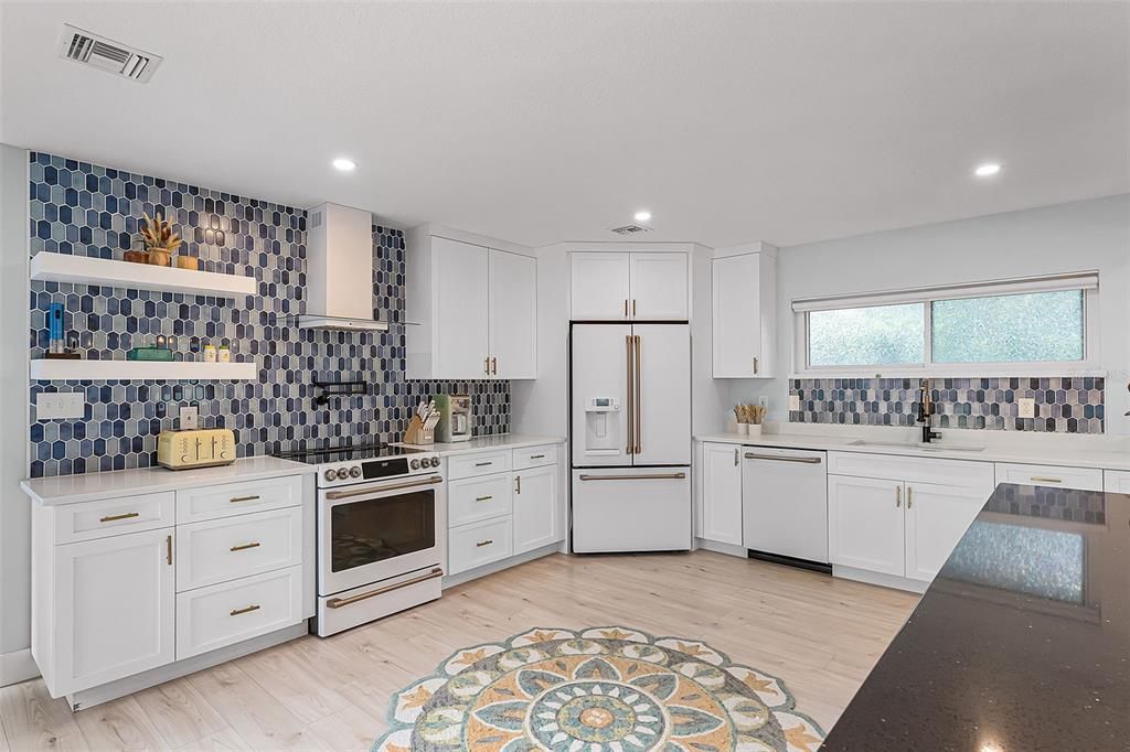 En Venta: $799,900 (4 camas, 3 baños, 2470 Pies cuadrados)