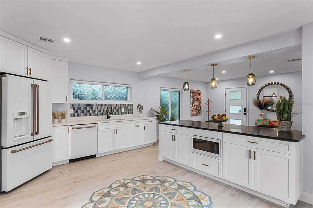 En Venta: $799,900 (4 camas, 3 baños, 2470 Pies cuadrados)