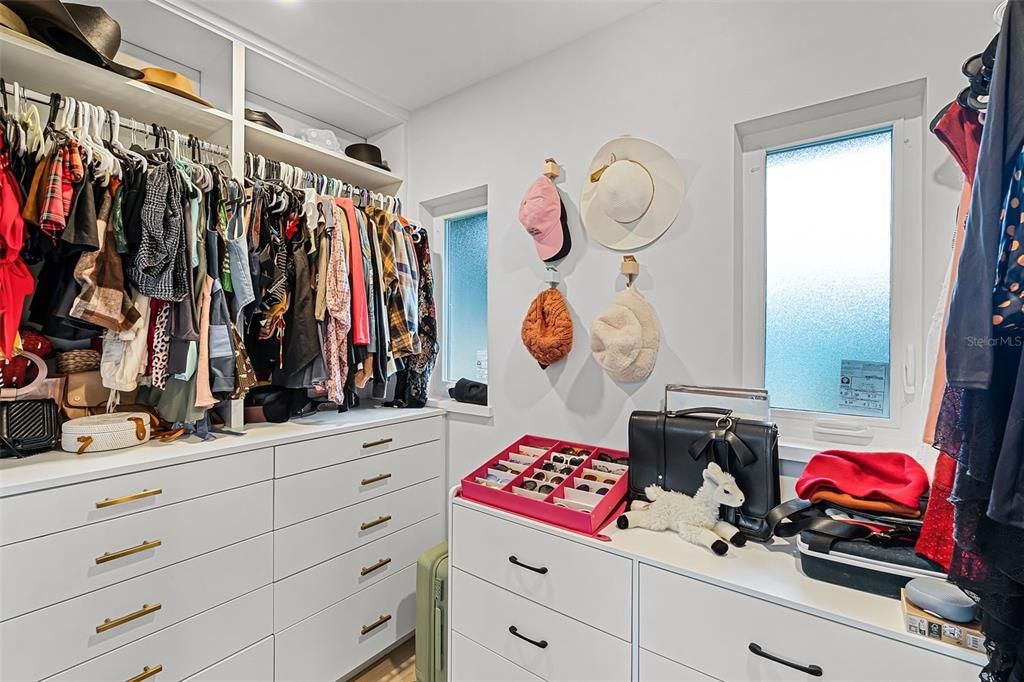 En Venta: $799,900 (4 camas, 3 baños, 2470 Pies cuadrados)