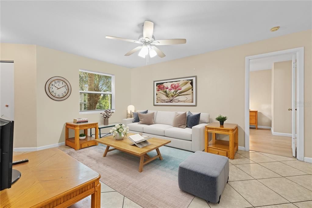 待售: $255,000 (2 贝兹, 2 浴室, 937 平方英尺)