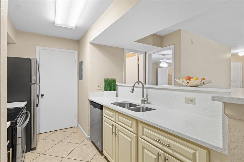 待售: $255,000 (2 贝兹, 2 浴室, 937 平方英尺)