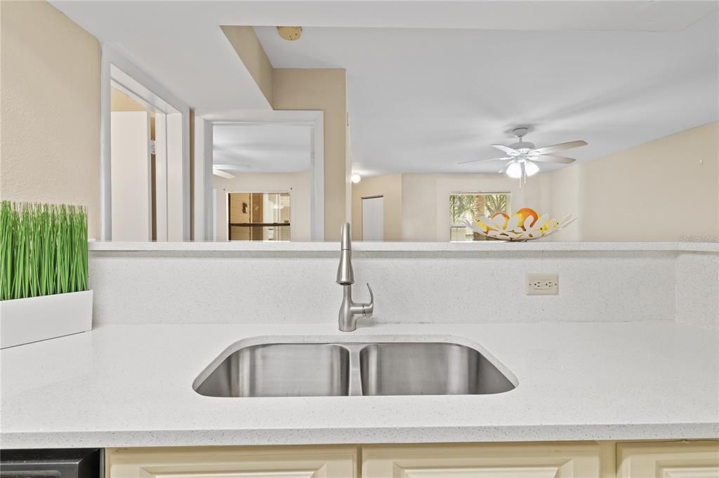 待售: $255,000 (2 贝兹, 2 浴室, 937 平方英尺)