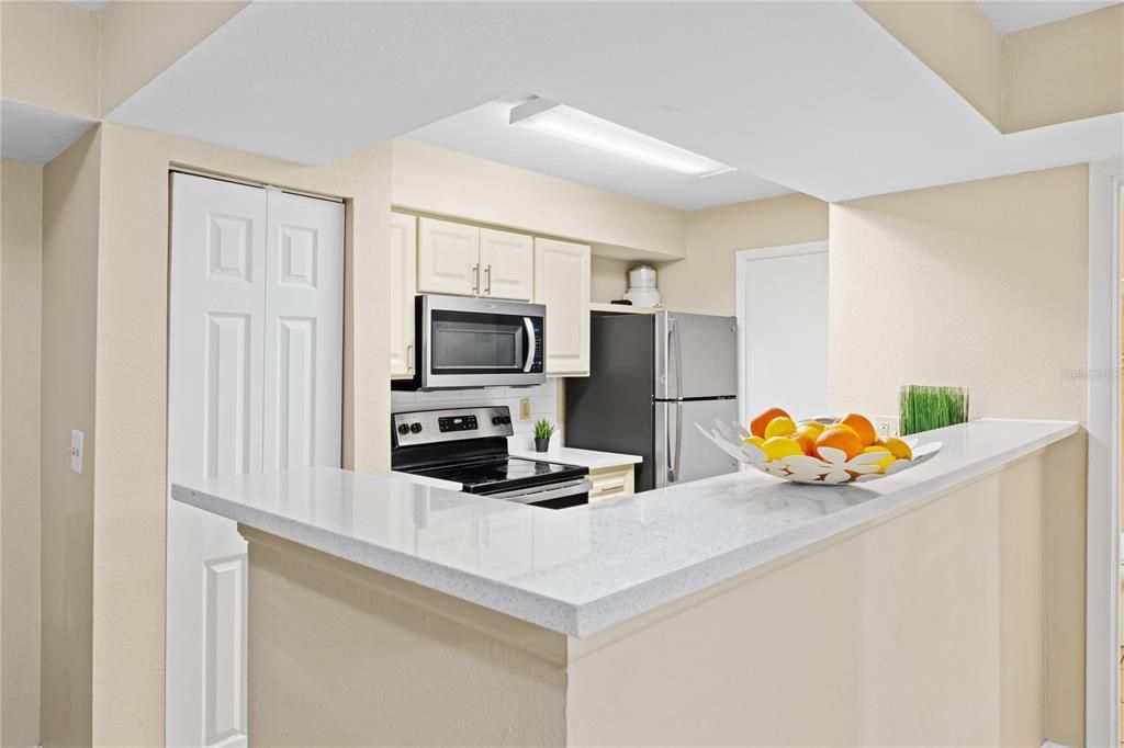 待售: $255,000 (2 贝兹, 2 浴室, 937 平方英尺)