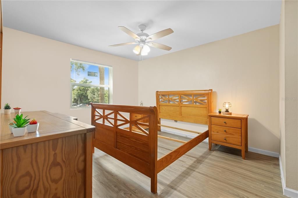 待售: $255,000 (2 贝兹, 2 浴室, 937 平方英尺)