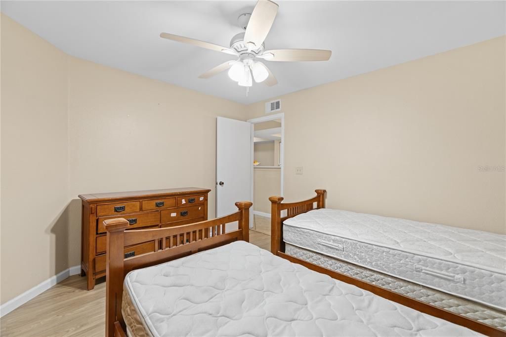 待售: $255,000 (2 贝兹, 2 浴室, 937 平方英尺)