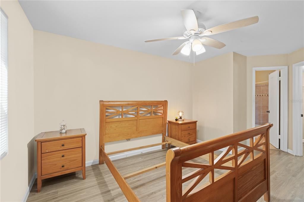 待售: $255,000 (2 贝兹, 2 浴室, 937 平方英尺)