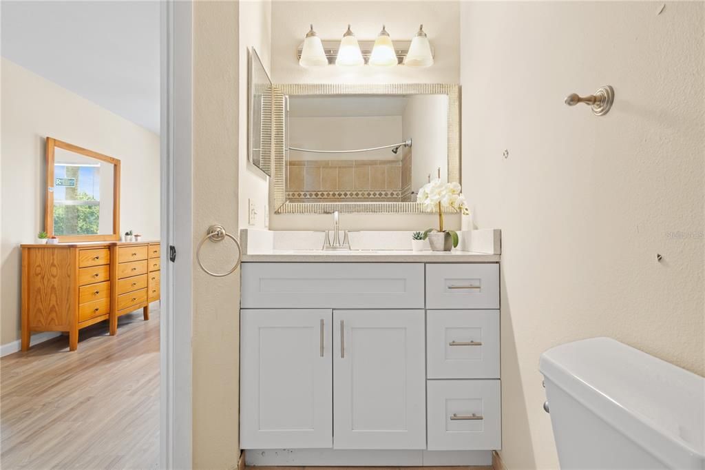 待售: $255,000 (2 贝兹, 2 浴室, 937 平方英尺)