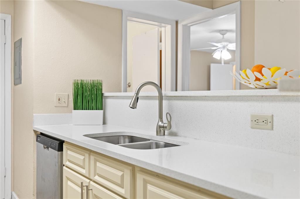 待售: $255,000 (2 贝兹, 2 浴室, 937 平方英尺)