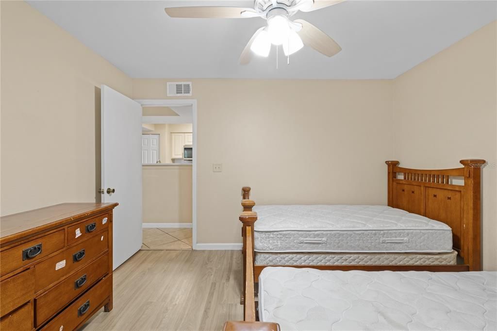 待售: $255,000 (2 贝兹, 2 浴室, 937 平方英尺)