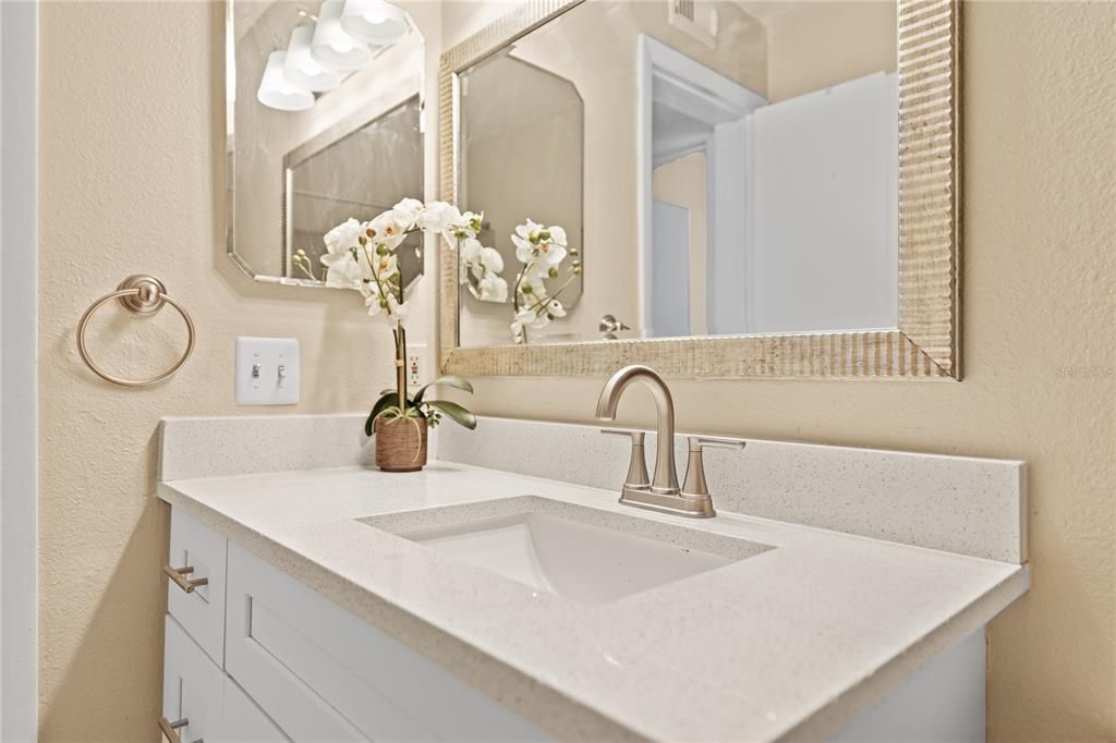 待售: $255,000 (2 贝兹, 2 浴室, 937 平方英尺)