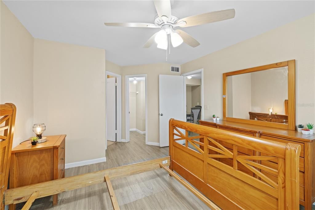 待售: $255,000 (2 贝兹, 2 浴室, 937 平方英尺)