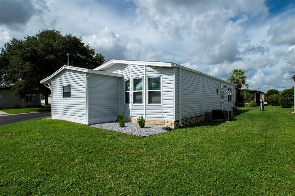 合同活跃: $159,000 (2 贝兹, 2 浴室, 984 平方英尺)