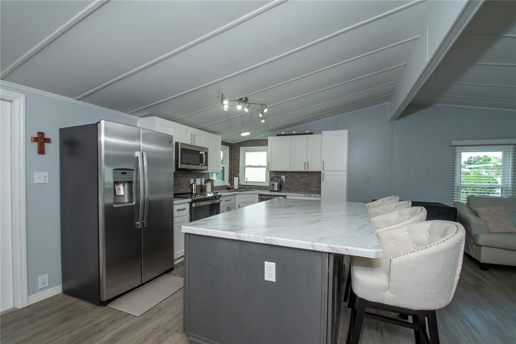 合同活跃: $159,000 (2 贝兹, 2 浴室, 984 平方英尺)