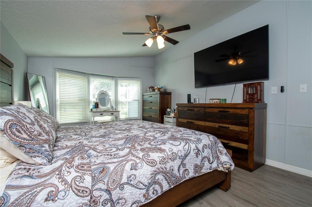 合同活跃: $159,000 (2 贝兹, 2 浴室, 984 平方英尺)