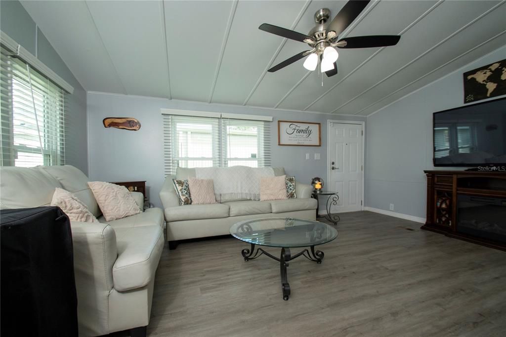 合同活跃: $159,000 (2 贝兹, 2 浴室, 984 平方英尺)