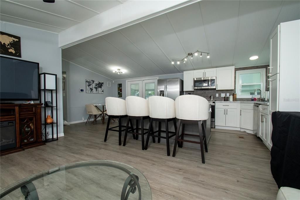 合同活跃: $159,000 (2 贝兹, 2 浴室, 984 平方英尺)