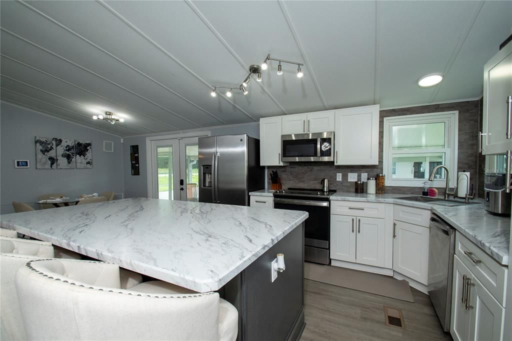 合同活跃: $159,000 (2 贝兹, 2 浴室, 984 平方英尺)