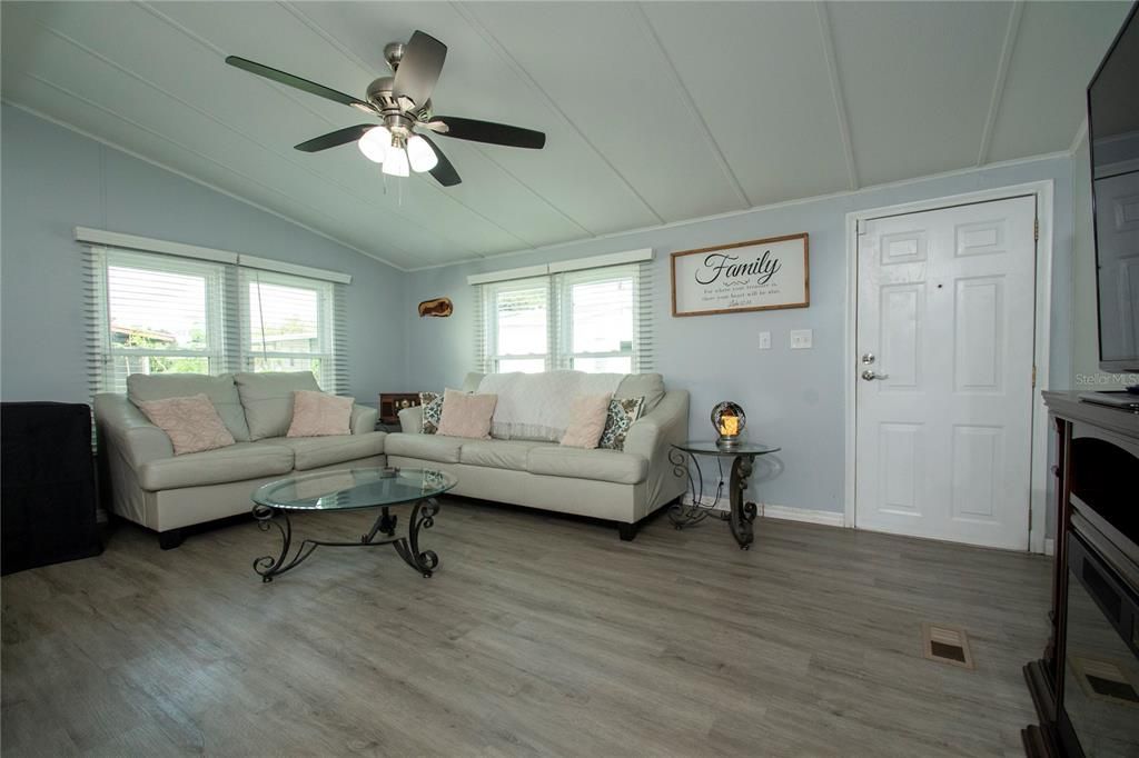 合同活跃: $159,000 (2 贝兹, 2 浴室, 984 平方英尺)