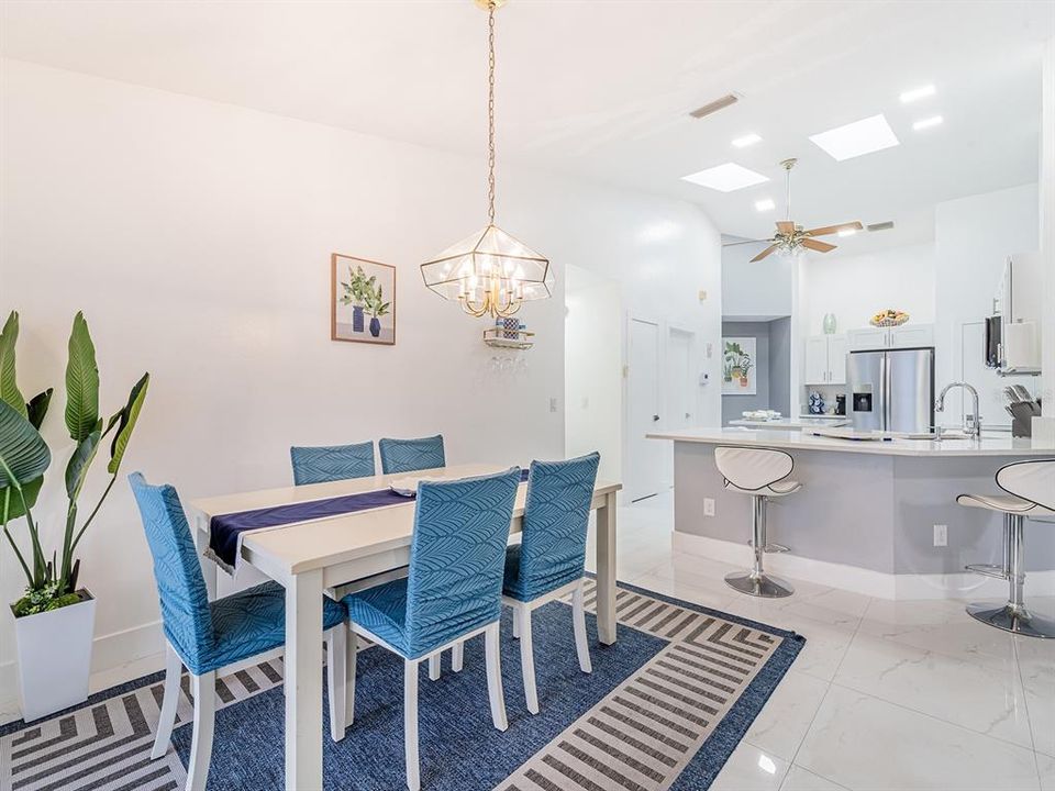 En Venta: $669,900 (5 camas, 3 baños, 2360 Pies cuadrados)