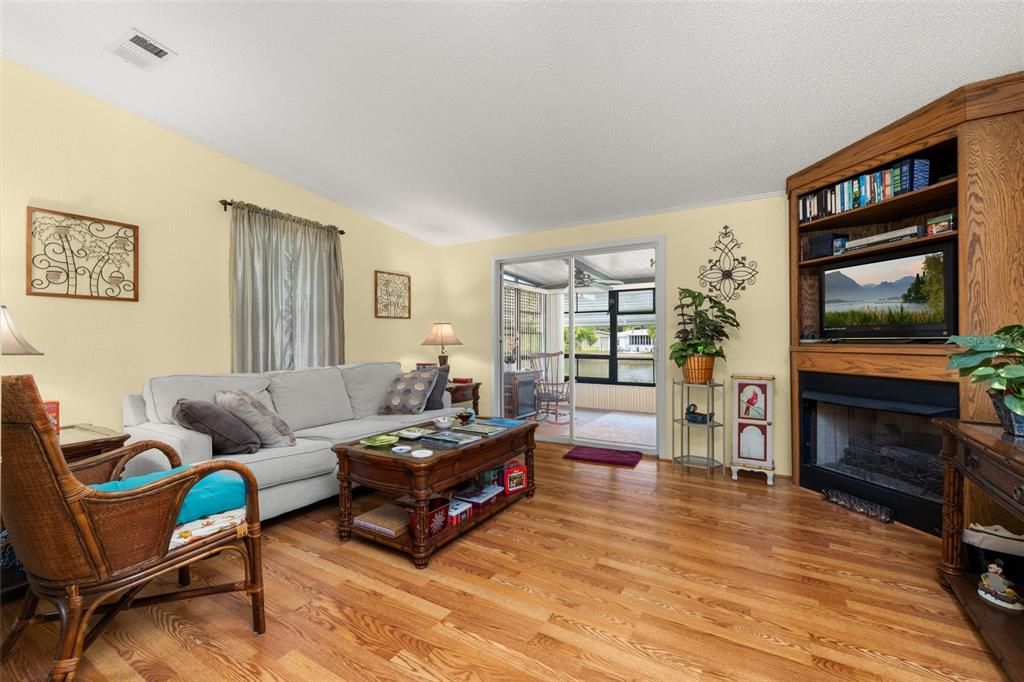 Activo con contrato: $169,000 (2 camas, 2 baños, 972 Pies cuadrados)