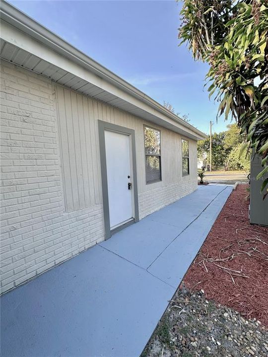 合同活跃: $1,150 (1 贝兹, 1 浴室, 600 平方英尺)