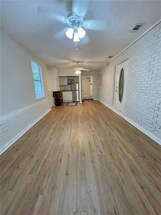 合同活跃: $1,150 (1 贝兹, 1 浴室, 600 平方英尺)