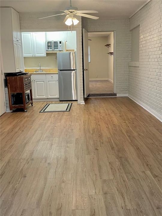 合同活跃: $1,150 (1 贝兹, 1 浴室, 600 平方英尺)