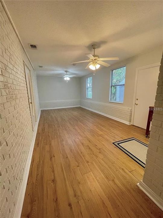 合同活跃: $1,150 (1 贝兹, 1 浴室, 600 平方英尺)