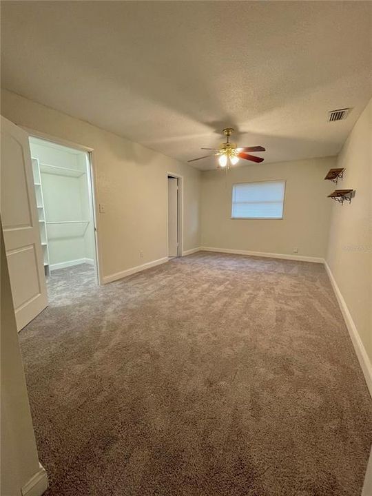 合同活跃: $1,150 (1 贝兹, 1 浴室, 600 平方英尺)