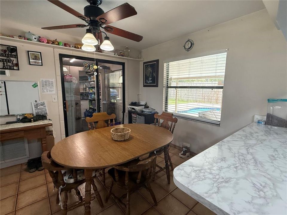 Под контрактом: $230,000 (4 спален, 2 ванн, 1602 Квадратных фут)